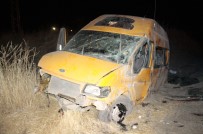 Kaçak Göçmenleri Taşıyan Minibüs Kaza Yaptı Açıklaması 1 Ölü, 12 Yaralı