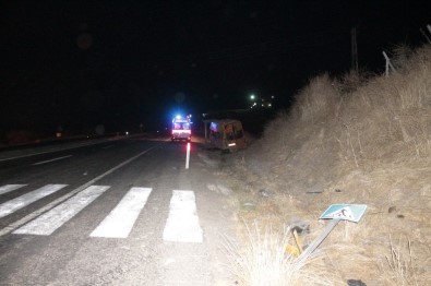 Kaçak Göçmenleri Taşıyan Minibüs Kaza Yaptı Açıklaması 1 Ölü, 4'Ü Ağır 12 Kişi Yaralı