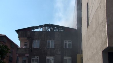 Kartal'da Binanın Çatısı Alev Alev Yandı