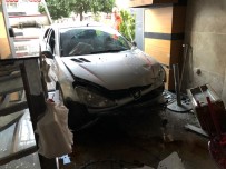 Otomobil Pastaneye Daldı Açıklaması 6 Yaralı