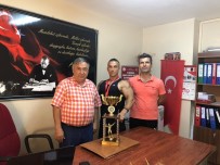 VÜCUT GELİŞTİRME ŞAMPİYONU - Şampiyon Sporculardan Çocuk Komitesi'ne Ziyaret