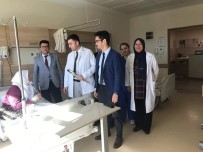 YAŞLILAR HAFTASI - Şuhut Devlet Hastanesi'nde Yaşlılara Gül Verildi
