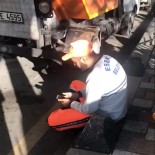 TEMİZLİK GÖREVLİSİ - Esenler'de Duygulandıran Görüntü