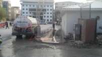 DOĞALGAZ BORU HATTI - Hakkari Belediyesinden Caddeler Yıkama Çalışması