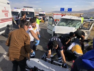 Konya'da İki Kamyonet Çarpıştı Açıklaması 8 Yaralı