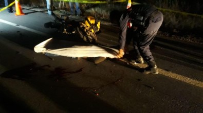 Motosiklet Çarptı Otomobilin Altında Kaldı Açıklaması 1 Ölü 2 Yaralı