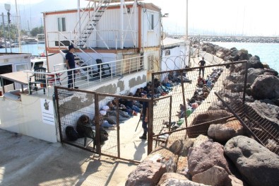 Tur Teknesine Turist Gibi Bindiler, Yunanistan'a Kaçarken Yakalandılar
