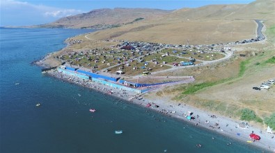Tuşba Belediyesinin 'Mavi Bayraklı Halk Plajı' Sezonu Kapattı