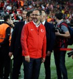 NIHAT ÖZDEMIR - Bakan Kasapoğlu Milli Maçta