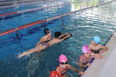 Çankaya'da Öğrenciler Artık Beden Eğitimi Derslerinde Yüzme Öğrenecek