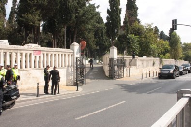 Cumhurbaşkanı Erdoğan Annesinin Ve Babasının Kabrini Ziyaret Etti