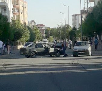 İki Otomobil Çarpıştı Açıklaması 5 Yaralı