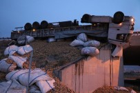 ERKILET - Lastiği Patlayan Patates Yüklü Tır Köprüde Asılı Kaldı