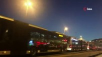 TOPLU TAŞIMA ARACI - Metrobüs Duraklarındaki Yoğunluk Sürüyor