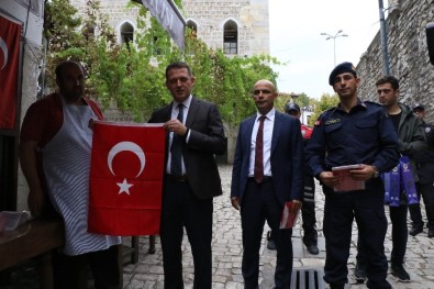 Osmanlı Kentinde Mehmetçik'e Destek İçin Türk Bayrağı Dağıtıldı