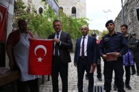 FATIH ÜRKMEZER - Osmanlı Kentinde Mehmetçik'e Destek İçin Türk Bayrağı Dağıtıldı