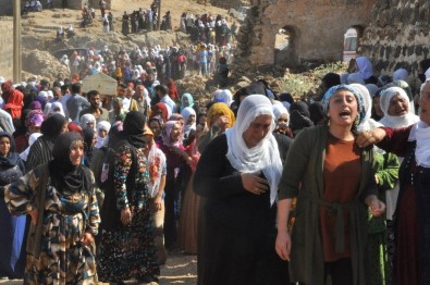 Teröristlerin Havan Toplu Saldırısı Sonucu Şehit Olan Anne Ve İki Kızı Yan Yana Toprağa Verildi