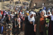ŞIRNAK VALİSİ - Teröristlerin Havan Toplu Saldırısı Sonucu Şehit Olan Anne Ve İki Kızı Yan Yana Toprağa Verildi