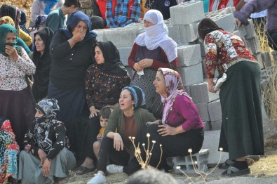 Teröristlerin Saldırısı Sonucu Şehit Olan Anne Ve İki Kızı Yan Yana Toprağa Verildi