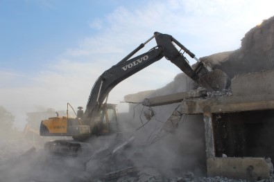 Tinercilerin Meskeni Bir Bir Yıkıldı