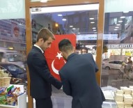 TÜRK BAYRAĞI - Adıyaman Ülkü Ocakları Esnaflara Türk Bayrağı Dağıttı