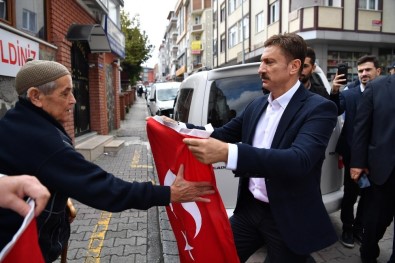 Barış Pınarı Operasyonuna Destek İçin Türk Bayrağı Dağıtıldı