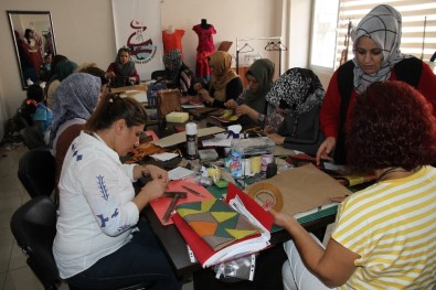 İzmit'ten Gelerek Mardinli Kadınlara El Sanatı Öğretiyor