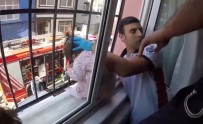 KÜÇÜK KIZ - Pencere Demirlerine Kafası Sıkıştı, İtfaiye Seferber Oldu