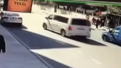 Pendik'te Otomobil, Durakta Bekleyen Vatandaşlara Çarptı
