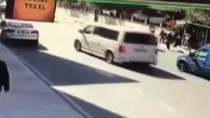 ÇARPMA ANI - Pendik'te Otomobil, Durakta Bekleyen Vatandaşlara Çarptı