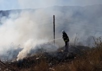 İŞ MAKİNASI - Antalya'da Hafriyat Ve Sera Atıklarının Döküldüğü Alanda Yangın