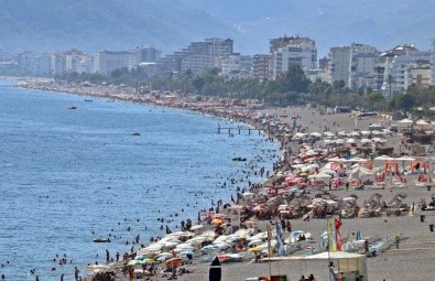 Antalya'nın Dünyaca Ünlü Sahili Ekim Ayında Tıklım Tıklım Doldu