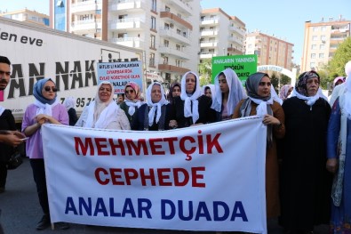 Bitlis'ten Gelen 'Beyaz Tülbentli' Kadınlardan HDP Önündeki Ailelere Destek Ziyareti