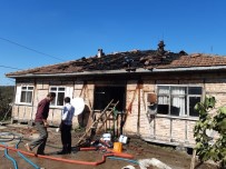 MUSTAFA ÖZTÜRK - Çatıda Çıkan Yangın Korkuttu