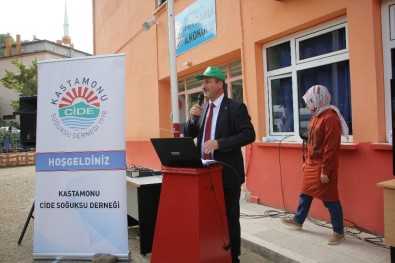 Çevre Kirliliğine Dikkat Çekmek İçin Çöp Topladılar