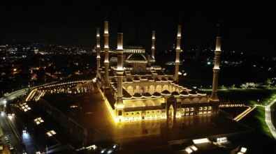 Vatandaşlar Mehmetçik İçin Çamlıca Camii'ne Koştu