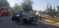 ELEKTRİK DİREĞİ - Denizli'de İki Araç Kafa Kafaya Çarpıştı Açıklaması 2 Yaralı