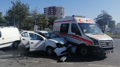 Kayseri'de Hasta Taşıyan Ambulansa Otomobil Çarptı Açıklaması 6 Yaralı