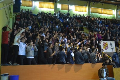 Maç İzlemeye Geldikleri Spor Salonunda Tezahürat Yerine 'Şehitler Ölmez, Vatan Bölünmez' Sloganı Attılar
