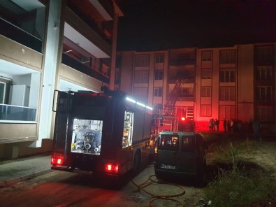 Sakarya'da 4 Katlı Binada Yangın Açıklaması 1 Kişi Dumandan Etkilendi