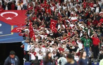 Stade De France'tan Mehmetçik'e Selam