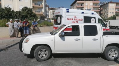 Antalya'da Motosiklet İle Kamyonet Çarpıştı Açıklaması 2 Yaralı