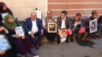 OTURMA EYLEMİ - Bayındır Memur-Sen'den HDP Önünde Evlat Nöbeti Tutan Ailelere Destek Ziyareti