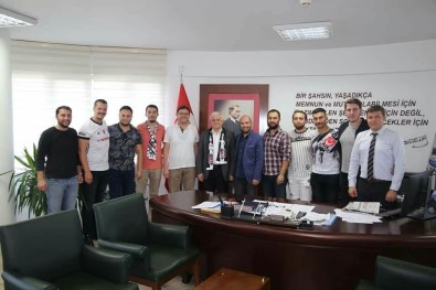 Beşiktaşlı Taraftarlar Belediye Başkanını Ziyaret Etti