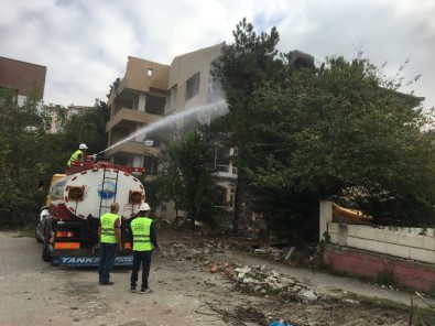 Büyükçekmece'de Riskli Bulunan 2 Binanın Yıkımı Gerçekleştirildi