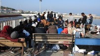 TATİL KÖYÜ - Çeşme'de Göçmen Botu Alabora Oldu, Göçmenler Ölümden Döndü