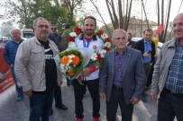 DÜNYA ŞAMPİYONU - Dünya Şampiyonu'na Memleketinde Coşkulu Karşılama