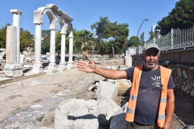 Thyateira'da 'Roma Caddesi'nin Sütunları Ayağa Kaldırılıyor