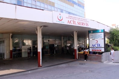 Asistan Doktora Jiletli Saldırı