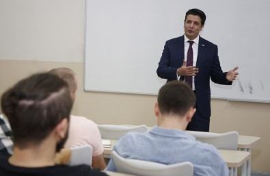 Başkan Genç, Bilim Üniversitesi'nde Derse Girdi